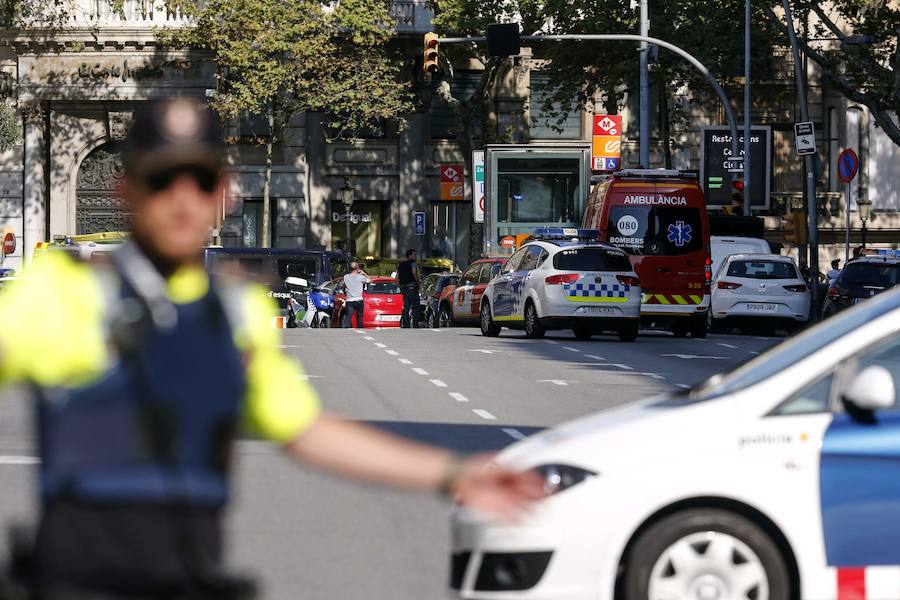 Una furgoneta blanca ha arremetido contra los viandantes en una de las calles más turísticas de Barcelona