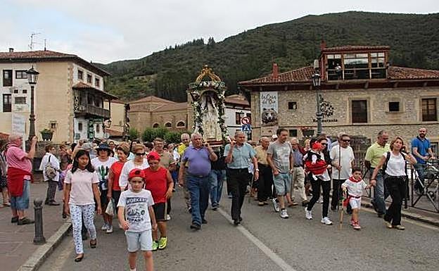 La imagen de la Virgen de Valmayor es trasladada en andas por los devotos por las calles de Potes camino de su santuario