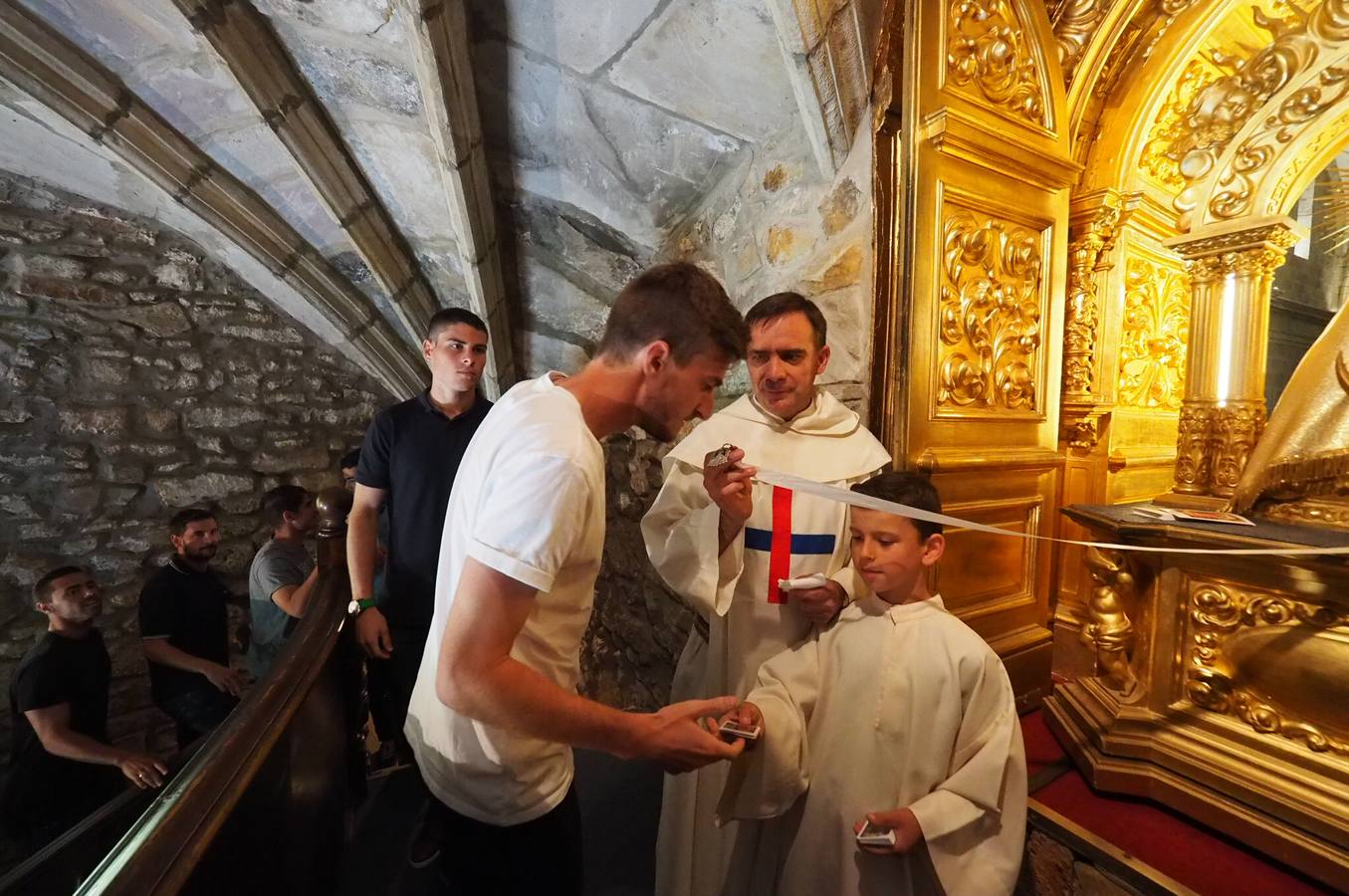 El Racing Club de Santander realiza su tradicional ofrenda floral a la Virgen Bien Aparecida