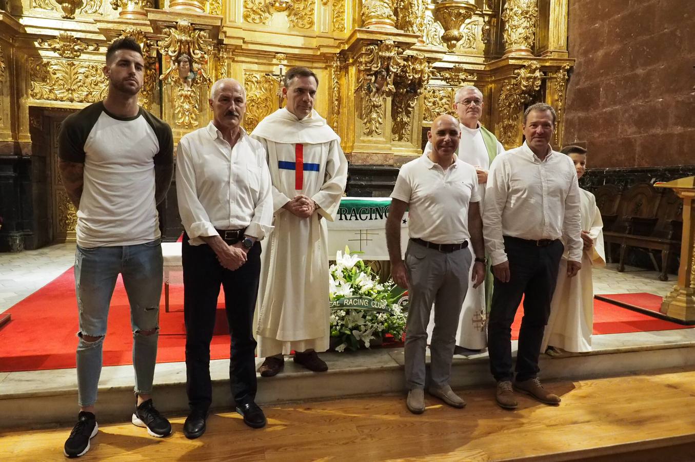 El Racing Club de Santander realiza su tradicional ofrenda floral a la Virgen Bien Aparecida