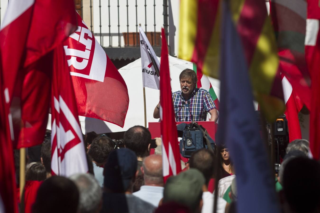 Familiares y amigos han recibido al exsecretario general de LAB a las puertas del centro penitenciario y posteriormente se han trasladado a Muskiz para celebrar allí un acto de homenaje. El miercoles, delegación del Gobierno en Cantabria prohibió hacerlo a las puertas de El Dueso. // Javier Cotera