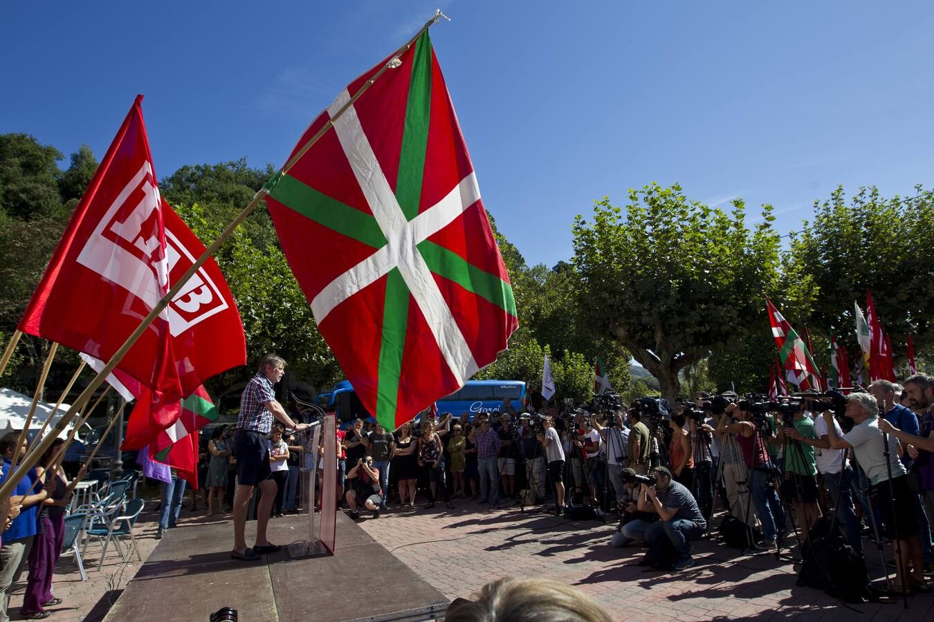 Familiares y amigos han recibido al exsecretario general de LAB a las puertas del centro penitenciario y posteriormente se han trasladado a Muskiz para celebrar allí un acto de homenaje. El miercoles, delegación del Gobierno en Cantabria prohibió hacerlo a las puertas de El Dueso. // Javier Cotera