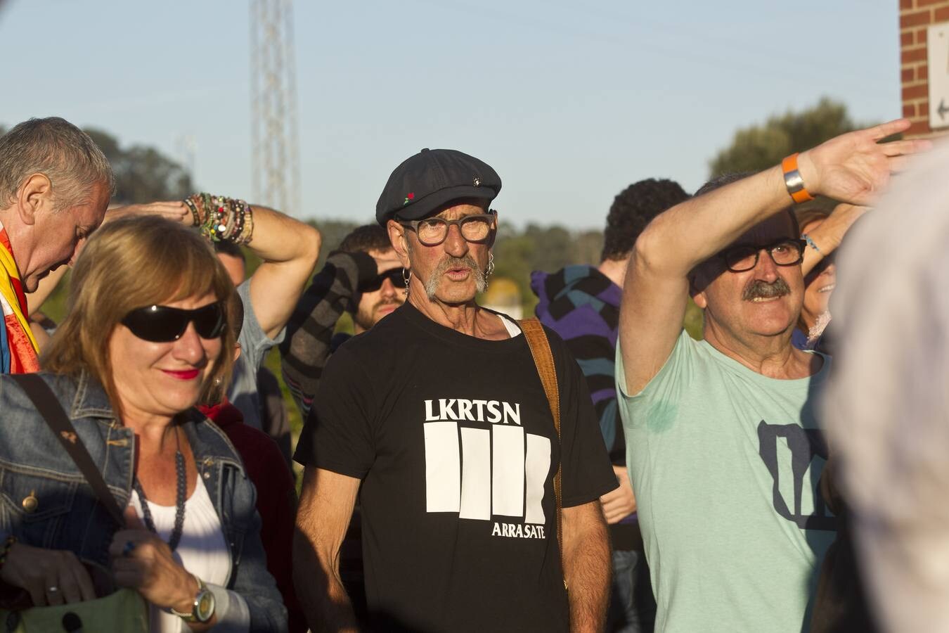 Familiares y amigos han recibido al exsecretario general de LAB a las puertas del centro penitenciario y posteriormente se han trasladado a Muskiz para celebrar allí un acto de homenaje. El miercoles, delegación del Gobierno en Cantabria prohibió hacerlo a las puertas de El Dueso. // Javier Cotera