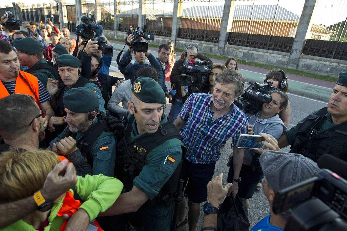 Familiares y amigos han recibido al exsecretario general de LAB a las puertas del centro penitenciario y posteriormente se han trasladado a Muskiz para celebrar allí un acto de homenaje. El miercoles, delegación del Gobierno en Cantabria prohibió hacerlo a las puertas de El Dueso. // Javier Cotera