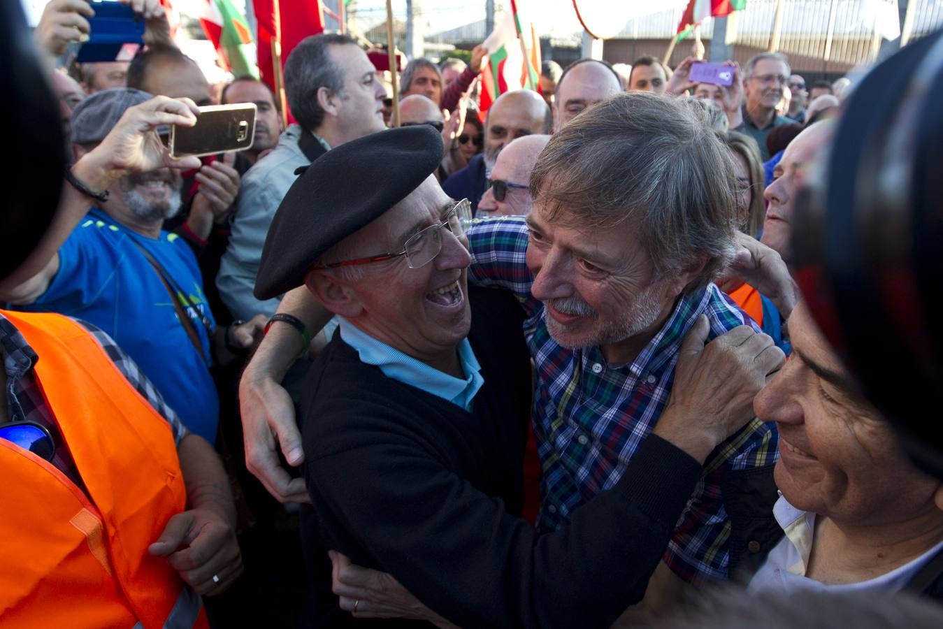 Familiares y amigos han recibido al exsecretario general de LAB a las puertas del centro penitenciario y posteriormente se han trasladado a Muskiz para celebrar allí un acto de homenaje. El miercoles, delegación del Gobierno en Cantabria prohibió hacerlo a las puertas de El Dueso. // Javier Cotera