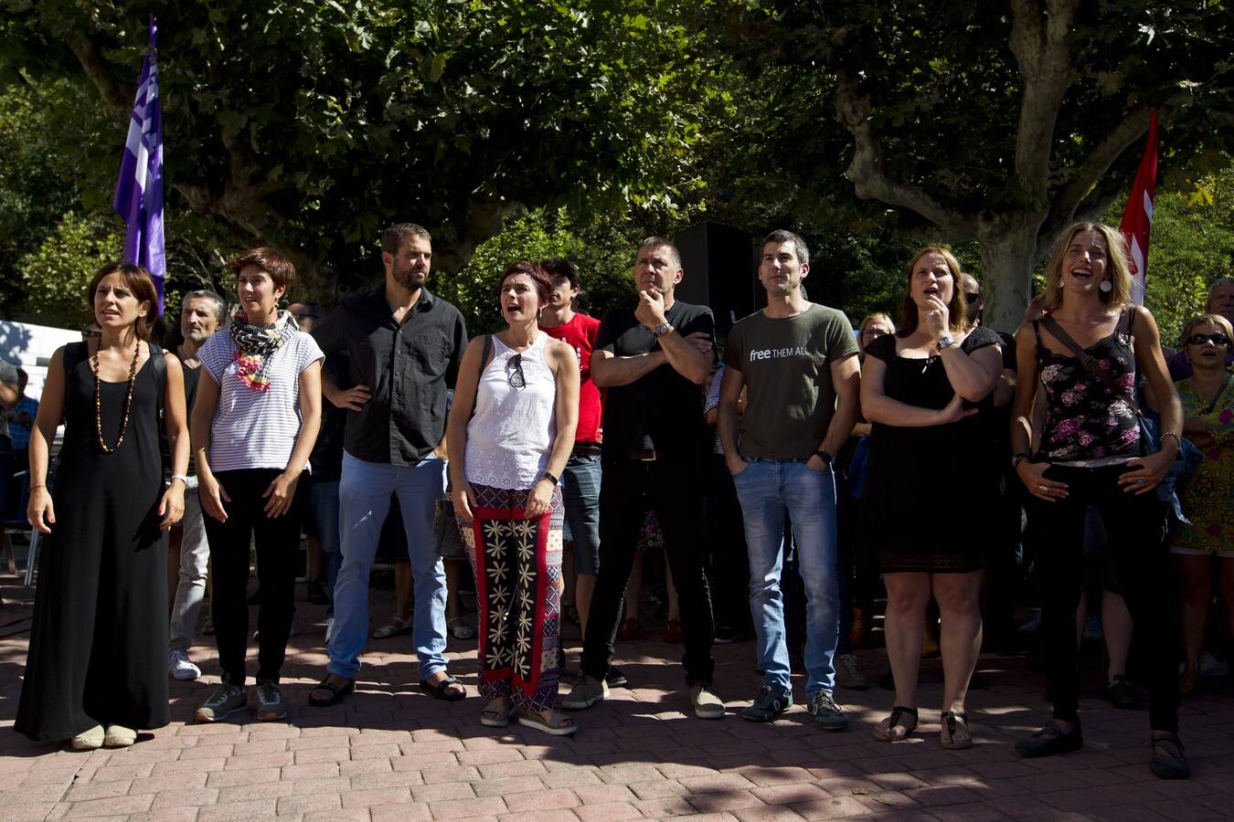 Familiares y amigos han recibido al exsecretario general de LAB a las puertas del centro penitenciario y posteriormente se han trasladado a Muskiz para celebrar allí un acto de homenaje. El miercoles, delegación del Gobierno en Cantabria prohibió hacerlo a las puertas de El Dueso. // Javier Cotera