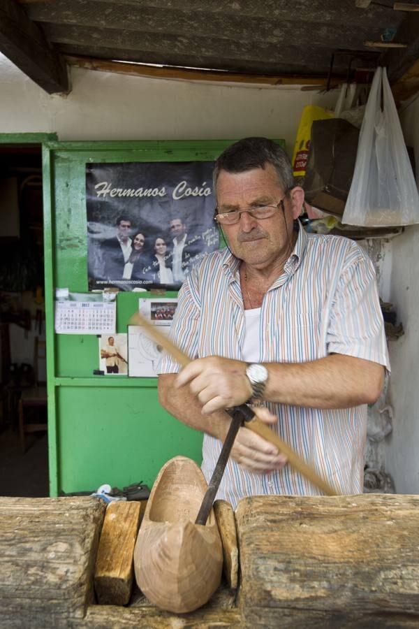 Rafael Cossío y Augusto Rodríguez muestran los detalles del proceso artesanal de creación de un par de albarcas, un oficio que el Gobierno quiere declarar Bien de Interés Cultural Inmaterial