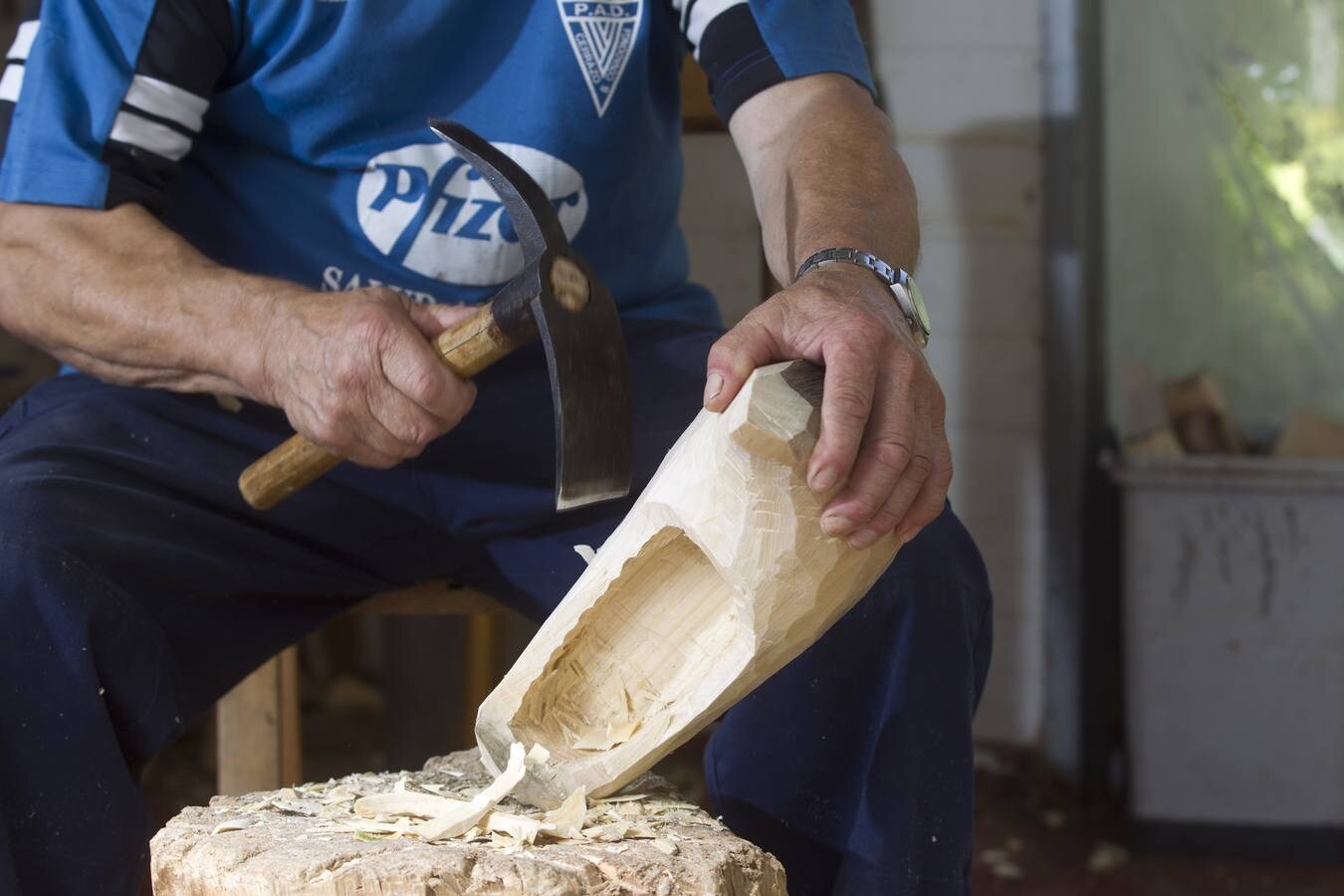 Rafael Cossío y Augusto Rodríguez muestran los detalles del proceso artesanal de creación de un par de albarcas, un oficio que el Gobierno quiere declarar Bien de Interés Cultural Inmaterial