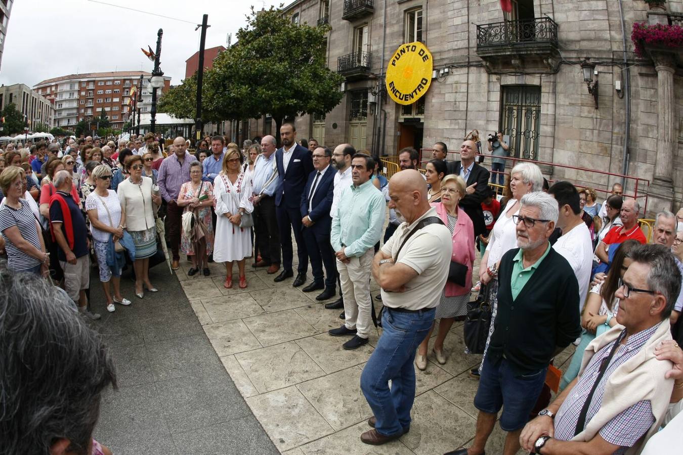 La Corporación municipal de Torrelavega concentrada con los ciudadanos