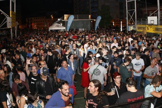 El público llenó la Plaza de La Llama para ver a Ilegales.