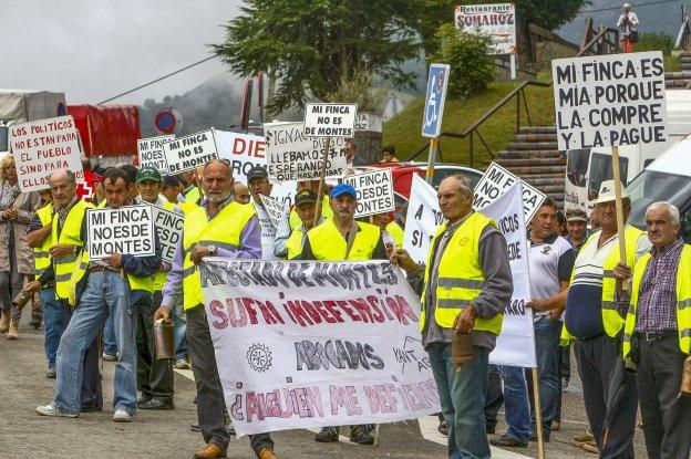 Los afectados por la Ley de Montes se han movilizado en la calle para exigir sus derechos de propiedad.