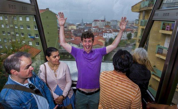 El acto Gabino Diego, ayer en el funicular que une el Río de la Pila con la calle General Dávila