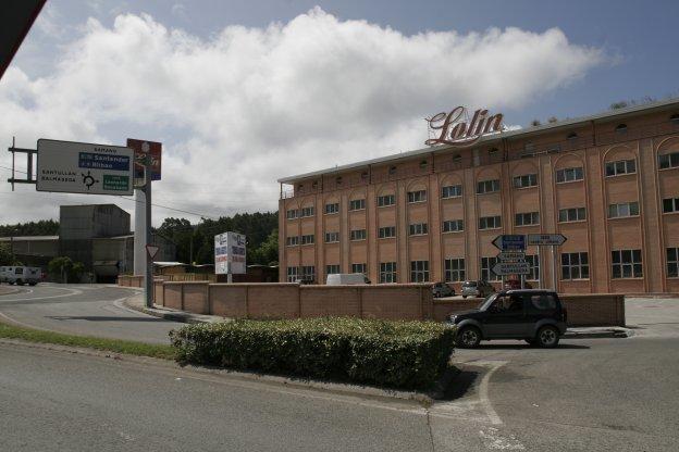 Imagen del edificio de Conservas Lolín, situado en la entrada sur de Castro Urdiales 