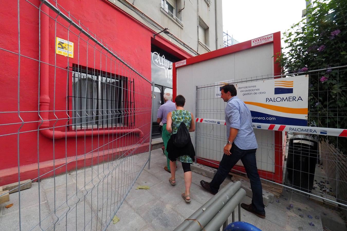 Vecinos del edificio de la calle del Sol entran a sus casas