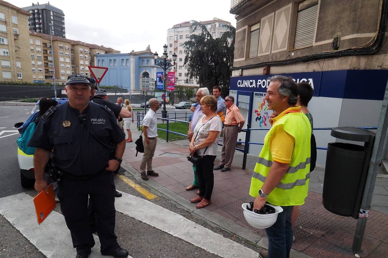 Vecinos del edificio de la calle del Sol entran a sus casas