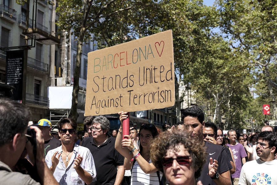 Centenares de personas se concentran en Barcelona para rechazar el atentado terrorista.