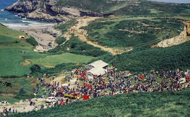 Los manifestantes, junto a la playa en la que estaba prevista la construcción de la central nuclear; puede apreciarse la gran zanja abierta, que lamentablemente se mantiene en la actualidad, como triste recuerdo del proyecto