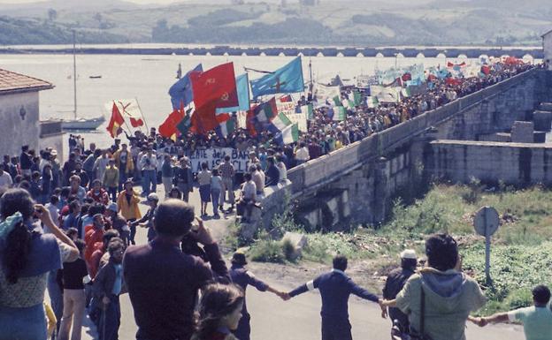 La herida. Los manifestantes, junto a la playa en la que estaba prevista la construcción de la central nuclear; puede apreciarse la gran zanja abierta, que lamentablemente se mantiene en la actualidad, como triste recuerdo del proyecto 