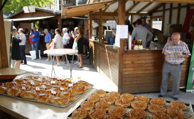 La Feria del Hojaldre, con la participación de los mejores reposteros, se convirtió ayer en la protagonista de las fiestas