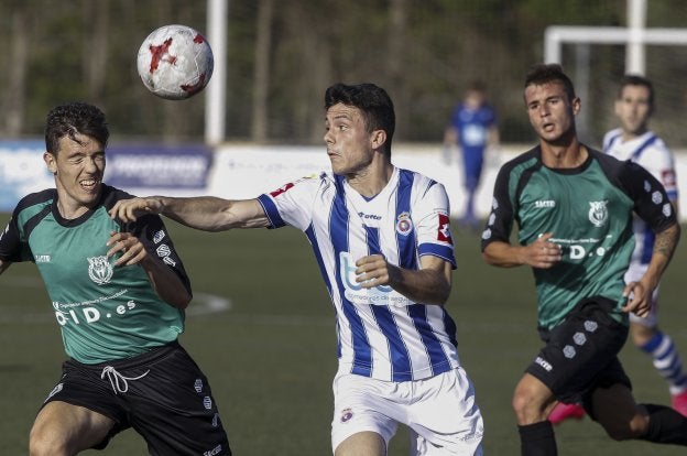 Fermín, de la Gimnástica, intenta recuperar el esférico entre dos rivales del Rayo Cantabria. 