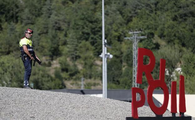 Un agente hace guardia en Ripoll.