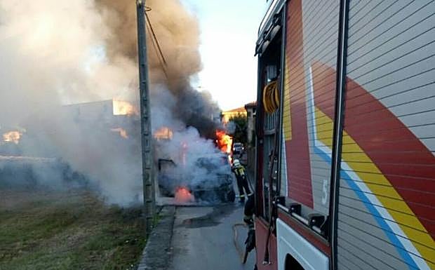 Arde una furgoneta en Cacicedo de Camargo
