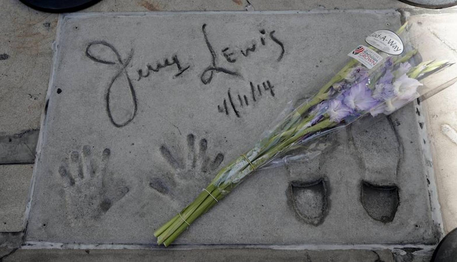 Las huellas de mano de Jerry Lewis en TCL Chinese Theatre en Hollywood.