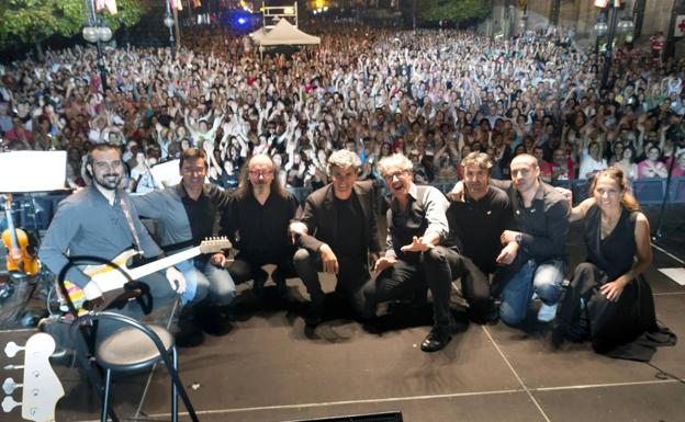 Imagen principal - Arriba, Nando Agüeros posa con sus músicos al final del concierto. Debajo, los chicos de Cuatro de Copas, teloneros locales de Chenoa. 