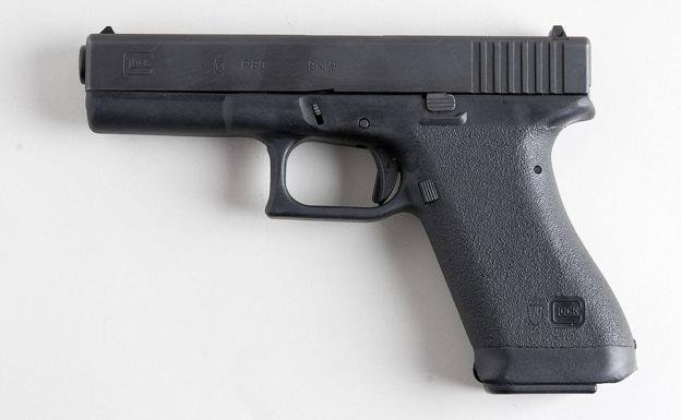 Pistola Glock.  Fabricada a base de polímeros sintéticos avanzados; es conocida como la ‘pistola de plástico’.