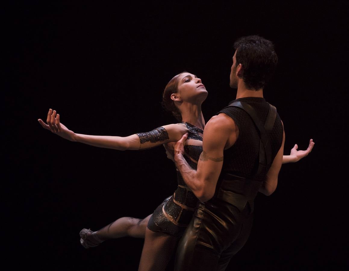 La compañía de danza de Víctor Ullate acerca a Santander una nueva mirada sobre el mito de 'Carmen', que se aleja de tópicos y lugares comunes para adentrarse en la esencia de la historia.