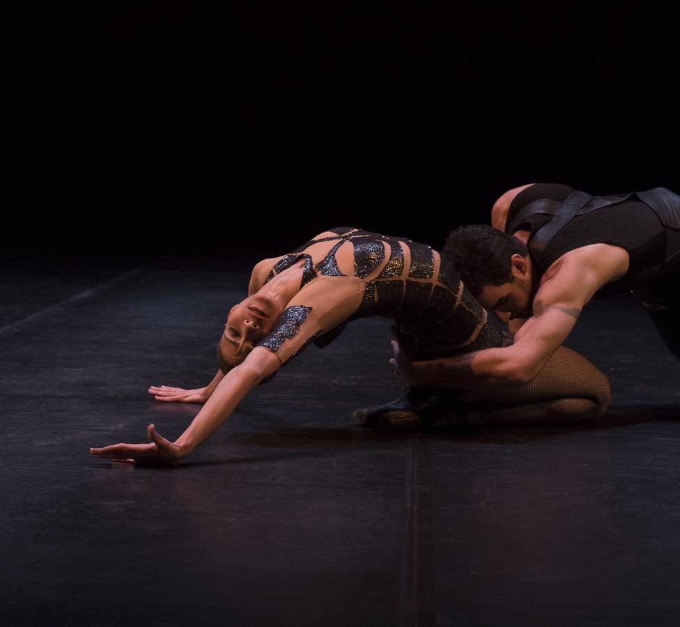 La compañía de danza de Víctor Ullate acerca a Santander una nueva mirada sobre el mito de 'Carmen', que se aleja de tópicos y lugares comunes para adentrarse en la esencia de la historia.