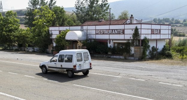 El antiguo restaurante 'Los Corros', ubicado junto a la antigua N-611