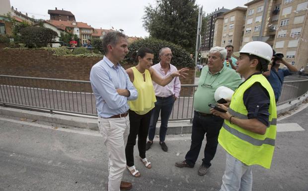 Díaz, durante una visita al edificio siniestrado