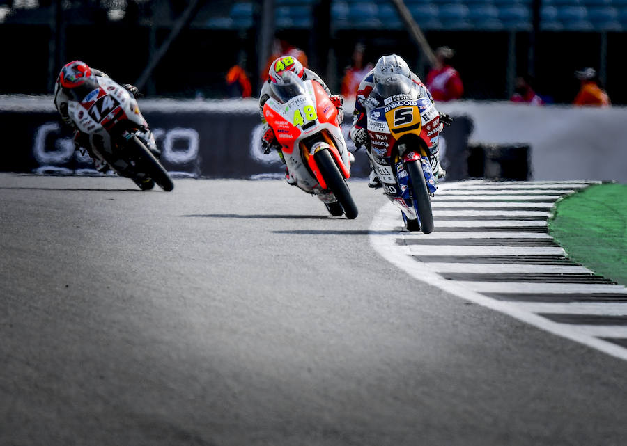 El británico Cal Crutchlow (Honda RC 213 V) y los españoles Alex Márquez (Kalex) y Arón Canet (Honda) fueron los más rápidos de sus respectivas categorías al término de la primera jornada de entrenamientos libres del Gran Premio de Inglaterra de MotoGP en el circuito de Silverstone.