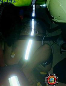Imagen secundaria 2 - Los bomberos liberan a un operario con la pierna atrapada en un ascensor