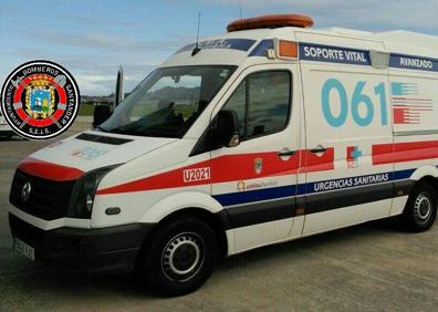 Imagen secundaria 1 - Los bomberos liberan a un operario con la pierna atrapada en un ascensor