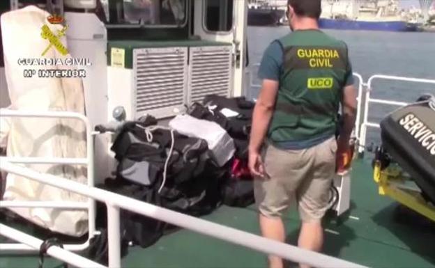 Seis detenidos por trasladar a Canarias en velero media tonelada de cocaína