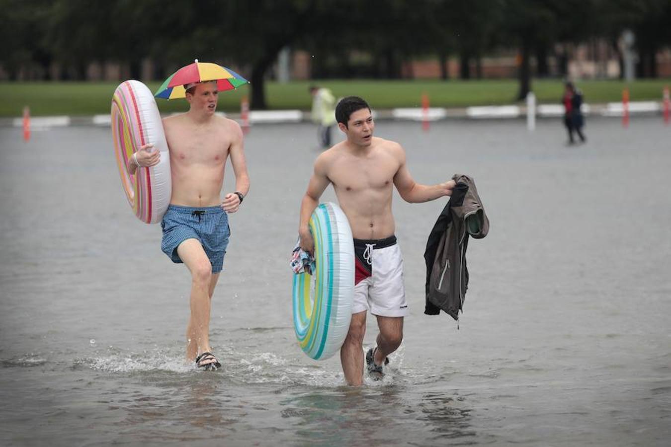 Dos universitarios cruzan una calle como si estuvieran en una playa.