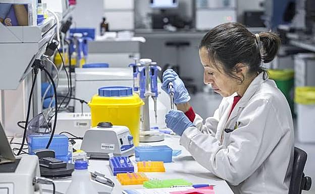 Una médica trabaja en el Laboratorio de Anatomía Patológica de Valdecilla.