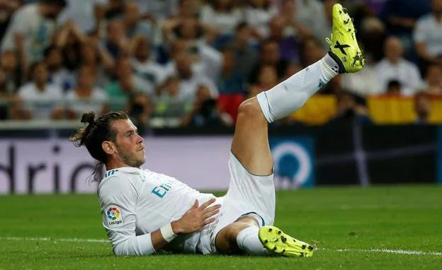 Gareth Bale, caído, durante el partido ante el Valencia. 