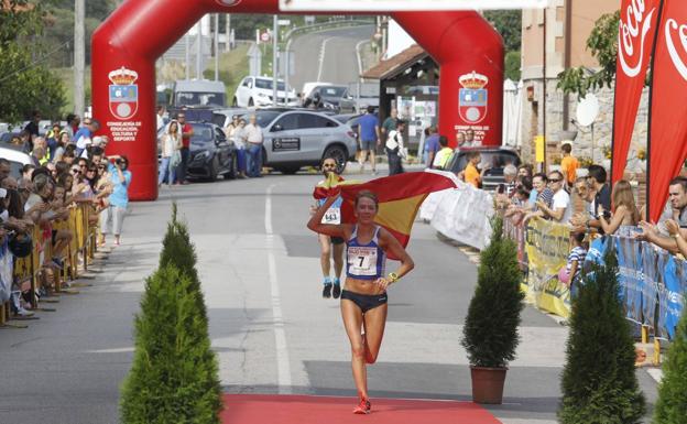 Irene Pelayo, ganadora de la Media Maratón Bajo Pas 2016.