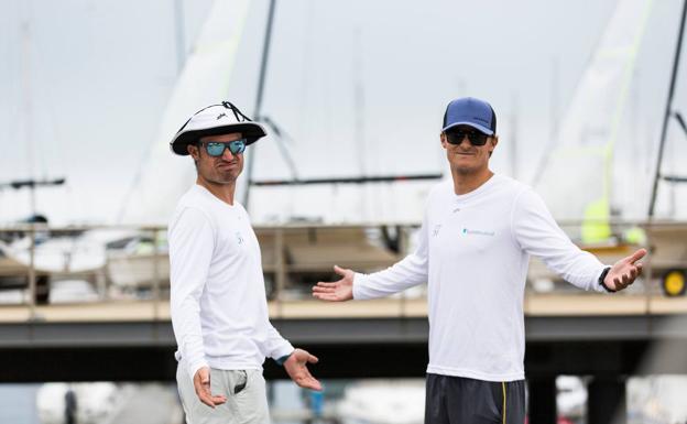 Iago López y Diego Botín, en tierra ante la falta de viento.