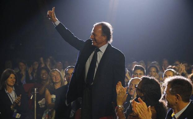 Julio Iglesias.