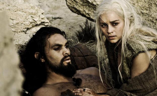 Daenerys Targaryen con Khal Drogo, el jefe de los dothraki, en una escena de ‘Juego de Tronos’.