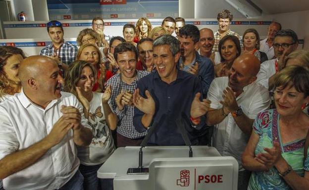 Pablo Zuloaga, rodeado de sus afines, tras ganar las primarias del pasado mes de junio.