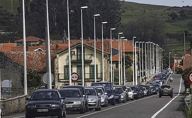 Imagen de una de las colas que se forman para entrar al Parque de la Naturaleza de Cabárceno
