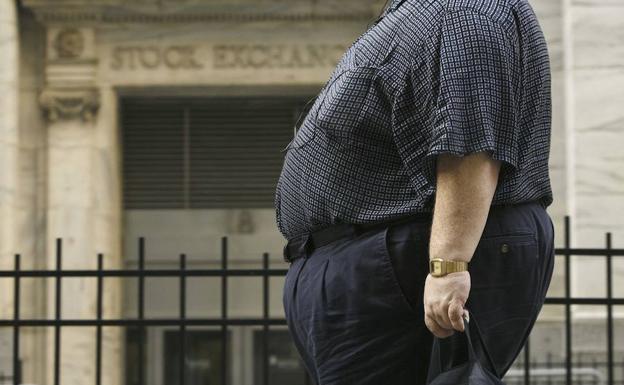 Un hombre obeso camina por Nueva York. 