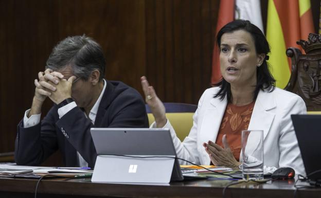 César Díaz, a la izquierda, junto a la alcaldesa, durante el pleno de este jueves 