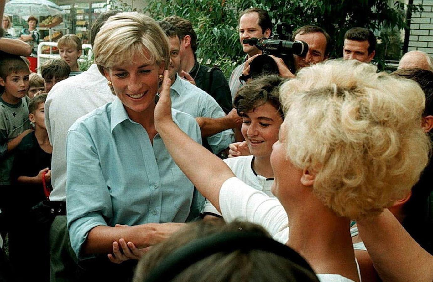 Una mujer bosnia acariciando a la princesa Diana en Tuzla (Bosnia-Herzegovina), el 8 de agosto de 1997.