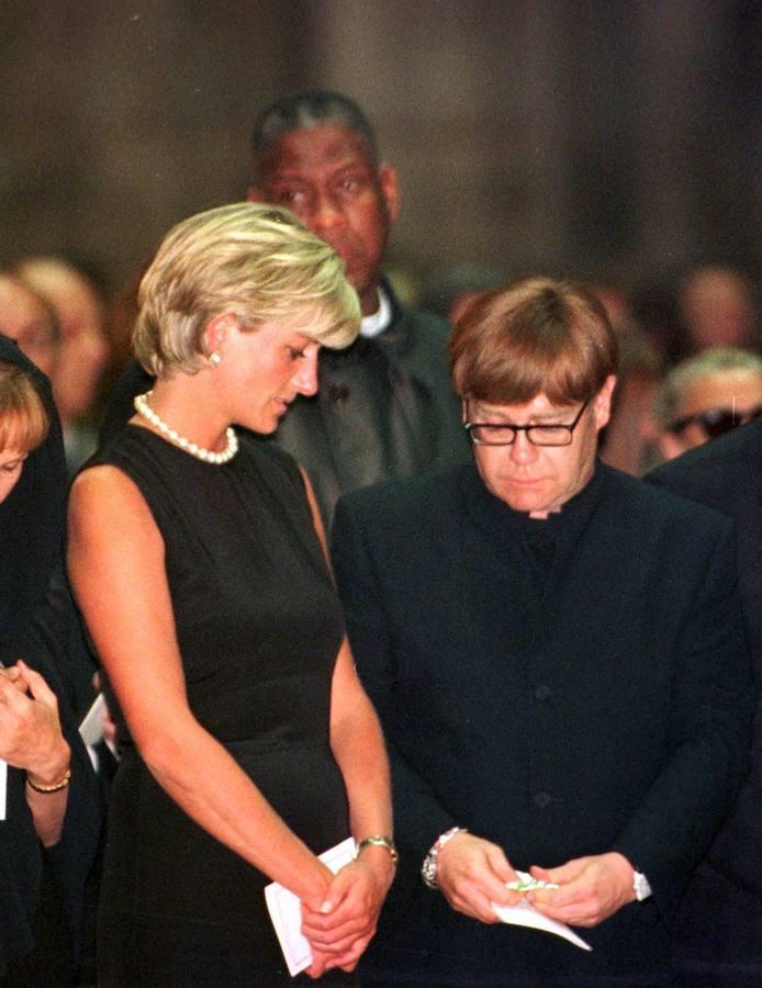Diana de Gales y el cantante Elton John, el 22 de julio de 1997 en Milán, durante el funeral del diseñador Gianni Versace.
